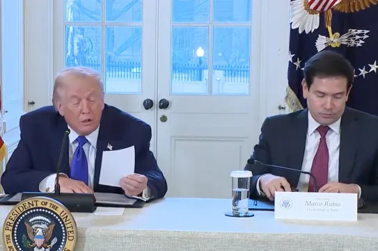 Mindenki felröhögött, amikor Trump beolvasta Rubio odacsúsztatott üzenetét a venezuelai olajról szóló sajtótájékoztatón