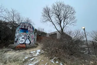 Már nem ordít a hangszóróból a „tiltott helyen tartózkodik”az Apáthy-szikla tetején álló luxusingatlannál