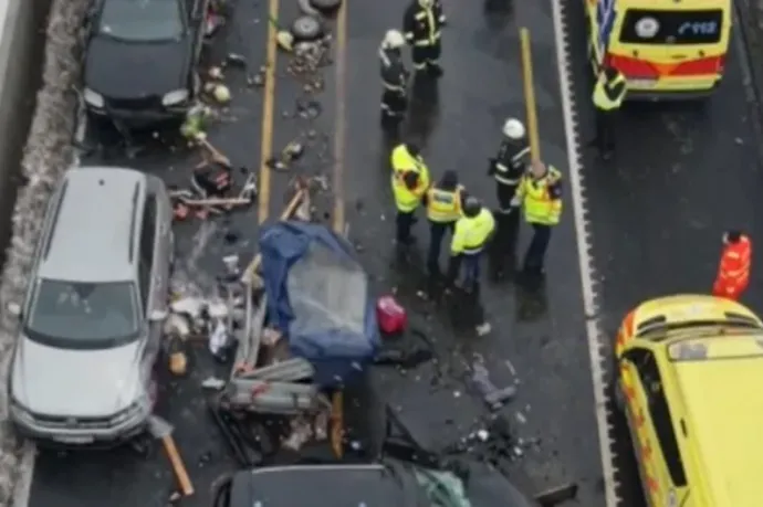 Egy ember meghalt, négyen pedig megsérültek az M1-esen történt tömegbalesetben