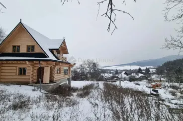 Mintha a sziklából nőtt volna ki, de minden kényelmet megad ez a nagybörzsönyi rönkház