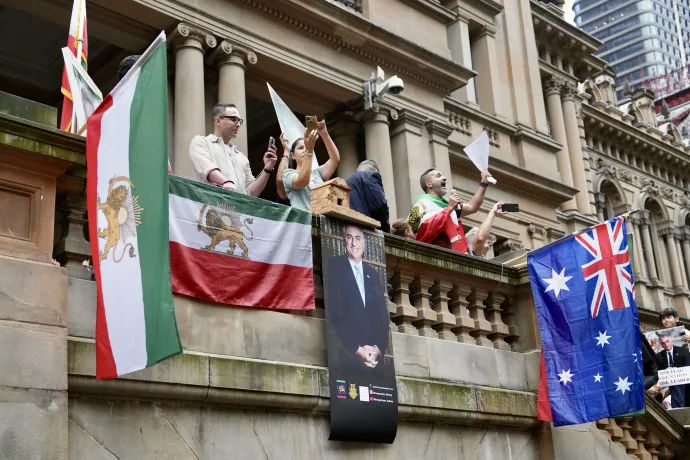 Az iráni nép mellett tüntetők Sydneyben, középen Reza Pahlaví képe, mellette pedig az egykori monarchia zászlaja – Fotó: Norvik Alaverdian / NurPhoto / NurPhoto via AFP
