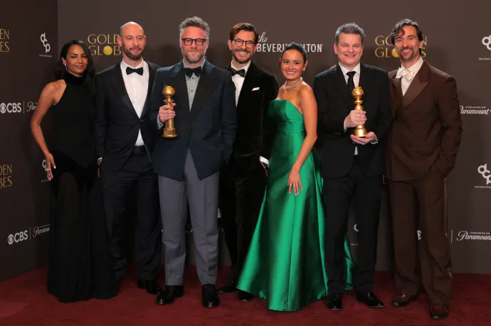 A The Studio stábja az igazi Golden Globe-díjakkal – Fotó: Etienne Laurent / AFP