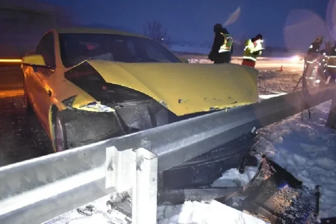 Egy ember meghalt, amikor busz és autó ütközött Jászberénynél