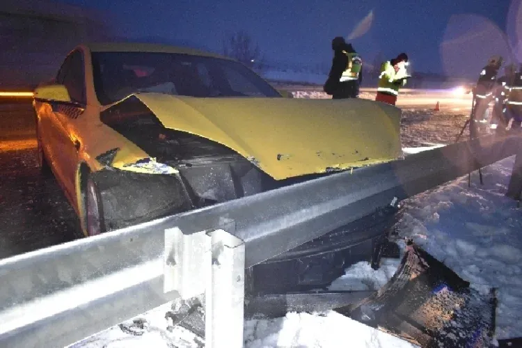 Busz és autó ütközött Jászberénynél, az utat teljesen lezárták
