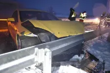 Egy ember meghalt, amikor busz és autó ütközött Jászberénynél