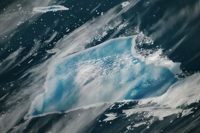 Medenceként gyűjti a vizet egy hatalmas jéghegy az Antarktisznál