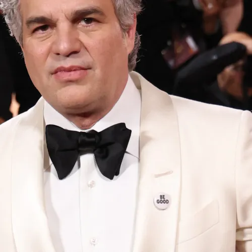 Mark Ruffalo és több híresség is apró jelzéssel tiltakozott az ICE ellen a Golden Globe-on
