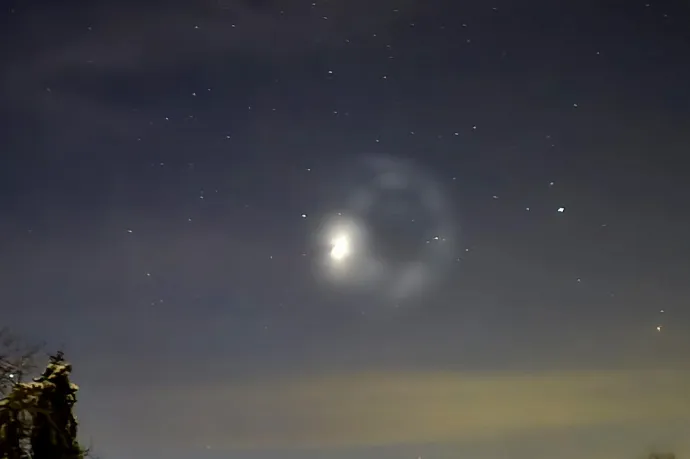 Kiderült, mi okozta a vasárnap esti égbolton látható furcsa jelenséget