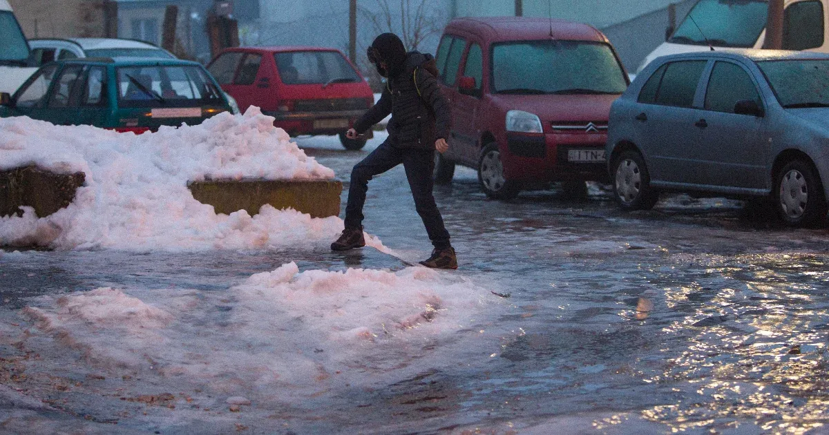 Délutántól jön az ónos eső, keddre már másodfokú figyelmeztetést is kiadtak