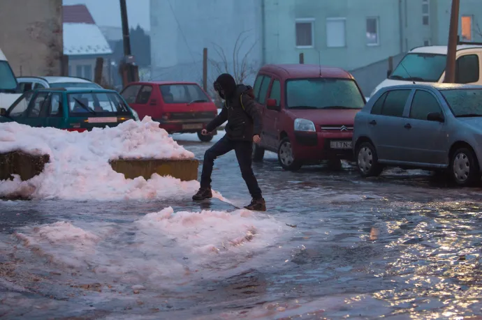 Délutántól jön az ónos eső, keddre már másodfokú figyelmeztetést is kiadtak