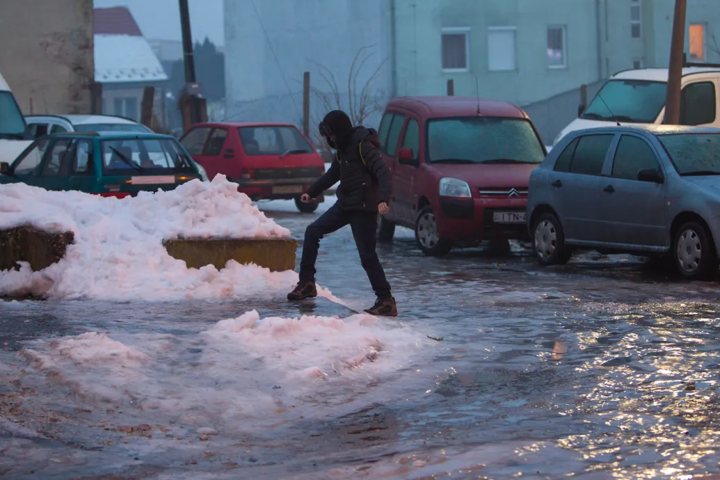 Délutántól jön az ónos eső, keddre már másodfokú figyelmeztetést is kiadtak