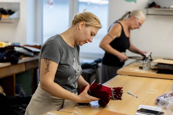 A Karma Pécsi Kesztyű műhelye – Fotó: Bődey János / Telex