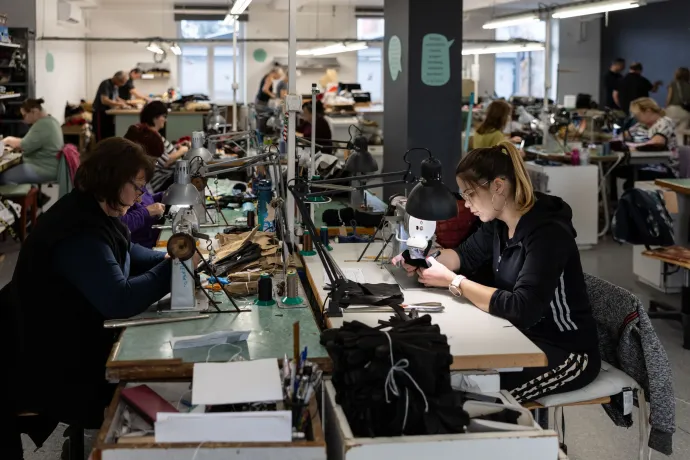 A Karma Pécsi Kesztyű műhelye – Fotó: Bődey János / Telex