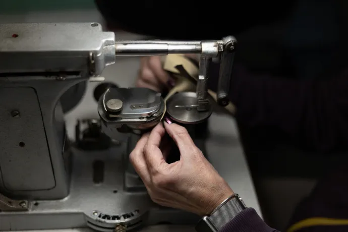 A Karma Pécsi Kesztyű műhelye – Fotó: Bődey János / Telex