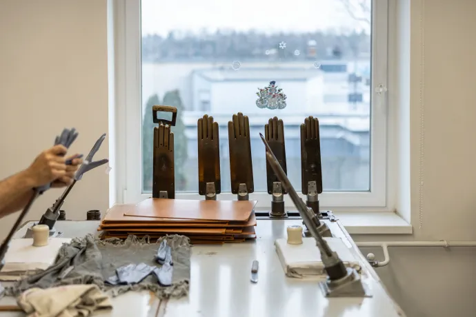 A Karma Pécsi Kesztyű műhelye – Fotó: Bődey János / Telex