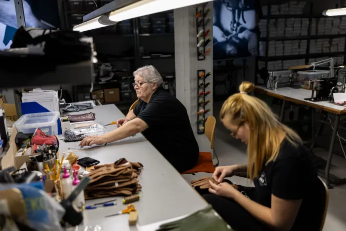 A 1861 Kesztyűmanufaktúra műhelye – Fotó: Bődey János / Telex