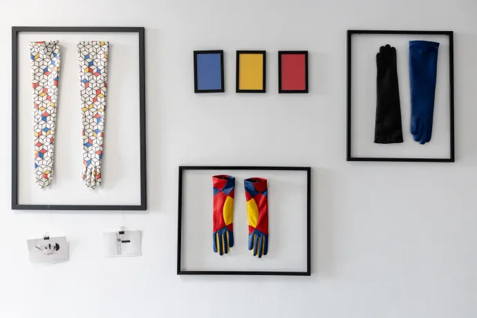 A Karma Pécsi Kesztyű kesztyűi a manufaktúra falán és műhelyében – Fotó: Bődey János / Telex