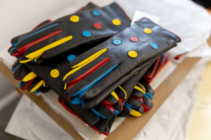 A Karma Pécsi Kesztyű kesztyűi a manufaktúra falán és műhelyében – Fotó: Bődey János / Telex