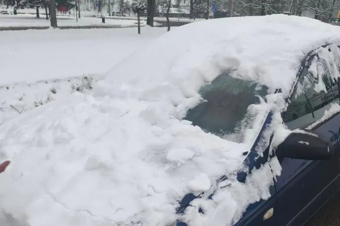 Apró, hóba vájt ablakkal vezetett egy ózdi sofőr, a rendőrök nem hagyták annyiban