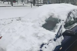 Apró, hóba vájt ablakkal vezetett egy ózdi sofőr, a rendőrök nem hagyták annyiban