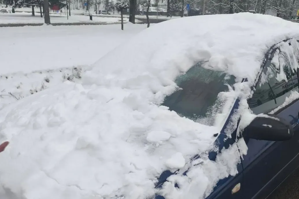 Apró, hóba vájt ablakkal vezetett egy ózdi sofőr, a rendőrök nem hagyták annyiban