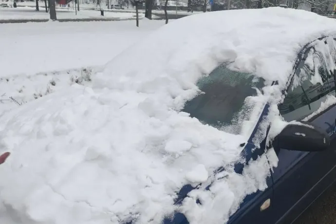 Apró, hóba vájt ablakkal vezetett egy ózdi sofőr, a rendőrök nem hagyták annyiban