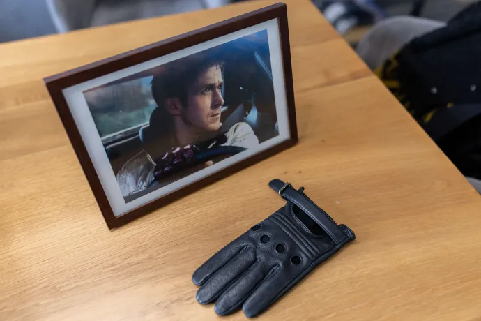 A Ryan Gosling karaktere által viselt autóskesztyű egyik replikája – Fotó: Bődey János / Telex