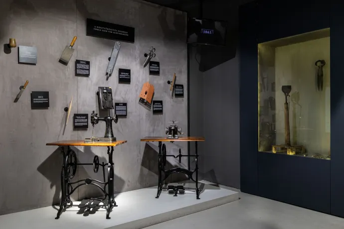 Kesztyűtörténeti kiállítás a 1861 Kesztyűmanufaktúrában – Fotó: Bődey János / Telex