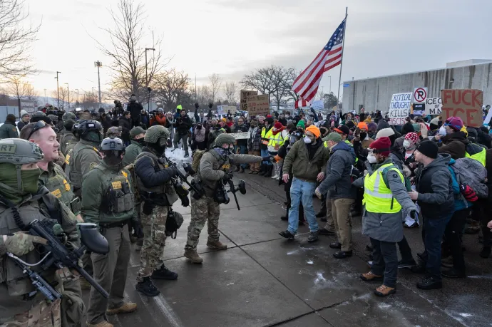 Tiltakozók csapnak össze a rendfenntartó erőkkel az ICE épületénél a gyilkosság után 2026. január 8-án – Fotó: Mostafa Bassim / Anadolu / Getty Images