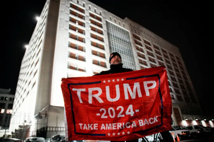 Donald Trump támogatója ünnepel 2026. január 3-án a brooklyni Metropolitan Detention Center előtt, ahol Nicolás Madurót fogva tartják – Fotó: Eduardo Munoz / Reuters