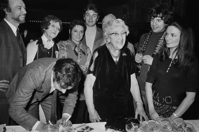 Agatha Christie színészekkel körülvéve 1971. március 12-én a párizsi Hébertot Színházban, ahol megtekintette az Egérfogó előadását – Fotó: Georges Melamed / AFP