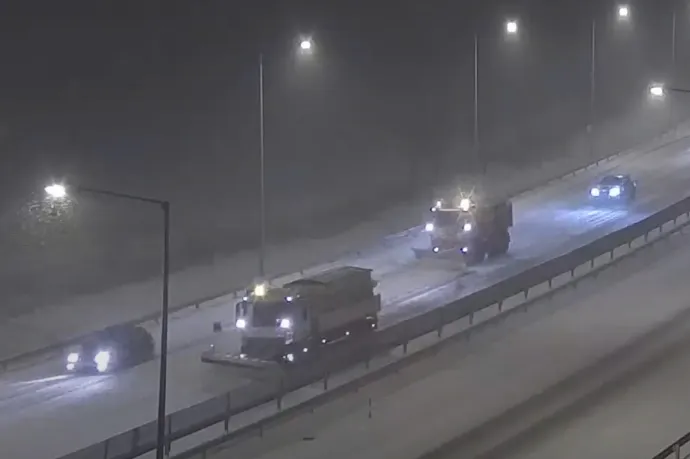 Hókotrókat előzgettek a kamionok és autók az M30-ason, koccanás lett belőle