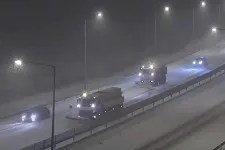 Hókotrókat előzgettek a kamionok és autók az M30-ason, koccanás lett belőle