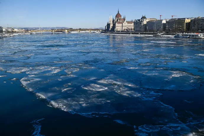 Jégzajlás van a Dunán, hajózási zárlatot is elrendeltek