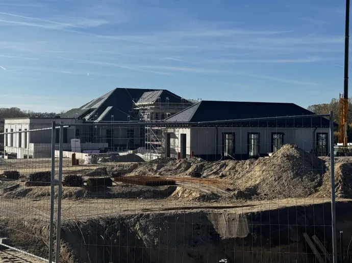 A "Felcsút – Apartmanház" névre keresztelt Mészáros-projekt építkezése 2025 őszén. Fotó: Szopkó Zita/Direkt36