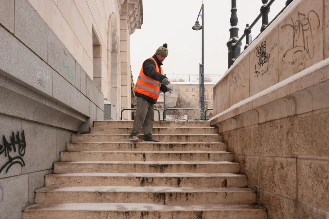 Leállt Ferihegy, szünetel a légiforgalom a pozsonyi reptéren, Bécsben már újraindult