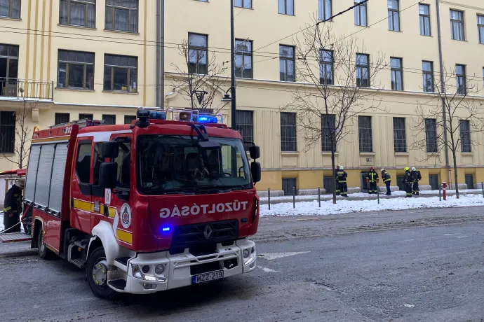 Melegedőbuszokra ültették a fazekasos diákokat, akiknek a tűz miatt el kellett hagyniuk az épületet