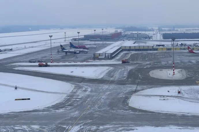 Leállt Ferihegy, szünetel a légiforgalom a pozsonyi reptéren, Bécsben már újraindult