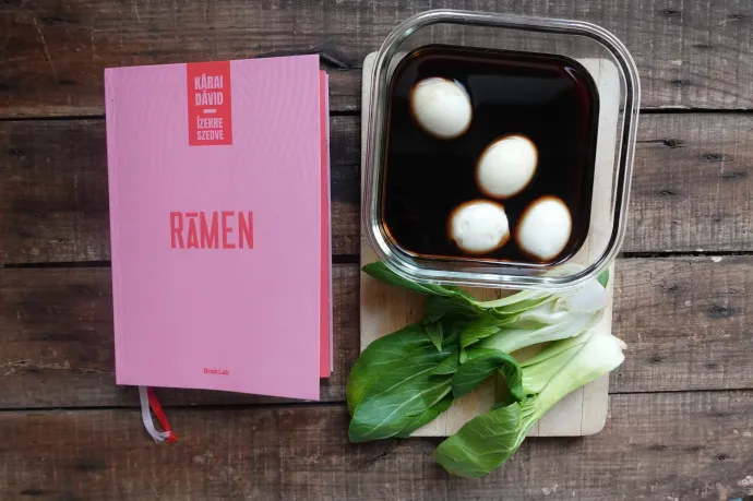Kárai Dávid Rámen című könyve és a teás-szójaszószos rámen tojások Fotó: Ács Bori / Telex