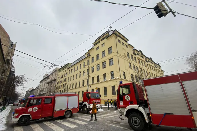 Tűzoltók az iskola épületénél 2026. január 13-án – Fotó: Olvasói fotó / Telex