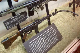 A világháború végén a nácik végső elkeseredésükben kifejlesztették a puskát, ami kanyarban tudott lőni