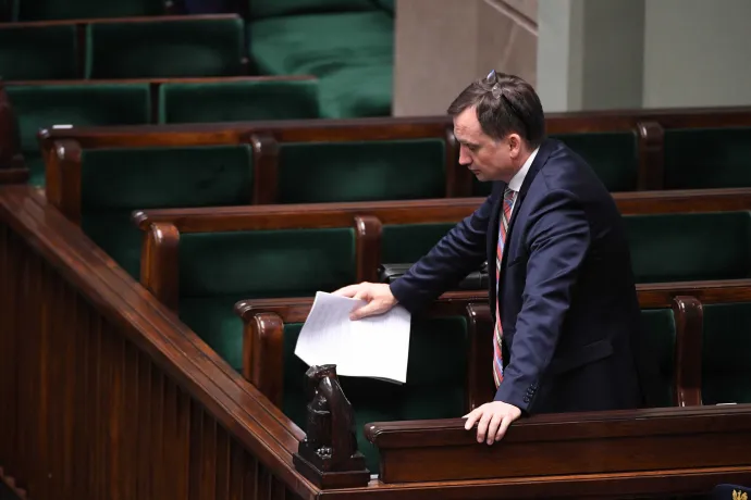 Zbigniew Ziobro lengyel igazságügyi miniszter a legfelsőbb bíróságról szóló törvényjavaslat vitáján a lengyel parlament alsóházában, a szejmben, Varsóban, 2017. július 18-án – Fotó: Bartłomiej Zborowski / EPA / MTI
