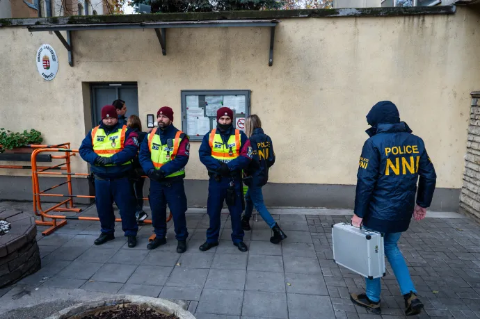 Az NNI nyomozói érkeznek a Szőlő utcai javítóintézetbe egy rendőrségi akció során, 2025. december 9-én – Fotó: Alföldi Dániel István / Telex