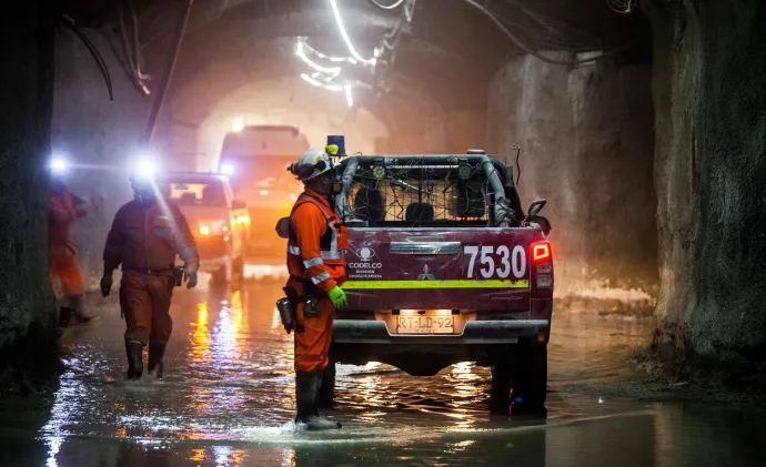 Dolgozók a chilei Codelco Chuquicamata rézbányájában, 2023. április 11-én – Fotó: Glenn Arcos / AFP