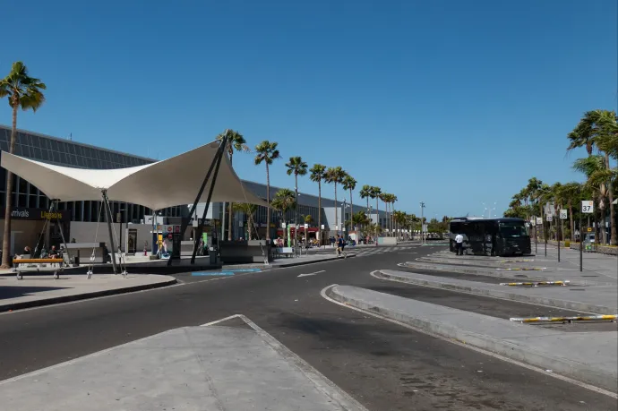 Áttolta volna halott feleségét a tenerifei reptér fémdetektorán, de a személyzetnek feltűnt, hogy a nő keze túl hideg