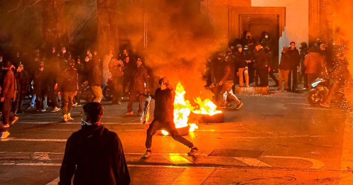 Amerika felszólította állampolgárait, hogy hagyják el Iránt, pontokba szedték, mit kell tenni a túléléshez