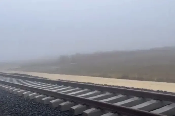 Hadházy elment megnézni, hogy halad az iváncsai akkugyárhoz vezető iparvágány