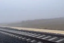 Hadházy elment megnézni, hogy halad az iváncsai akkugyárhoz vezető iparvágány