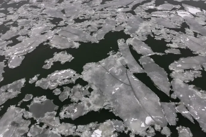 Jégtáblák a Dunán a Margit hídról nézve 2026. január 13-án – Fotó: Bődey János / Telex