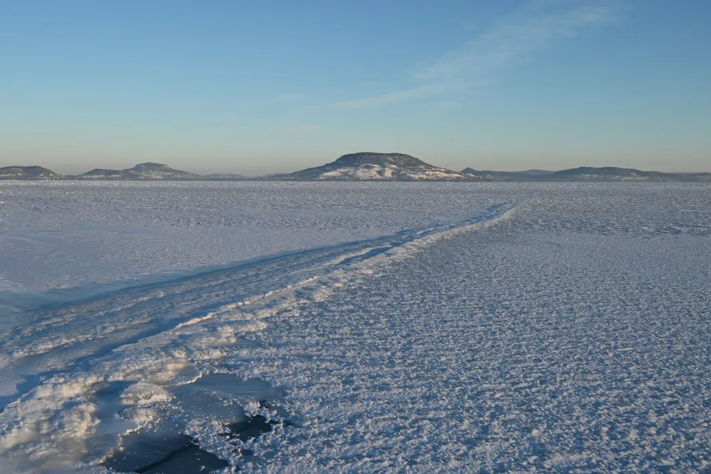 Spectacular photos capture ice rifts on Lake Balaton